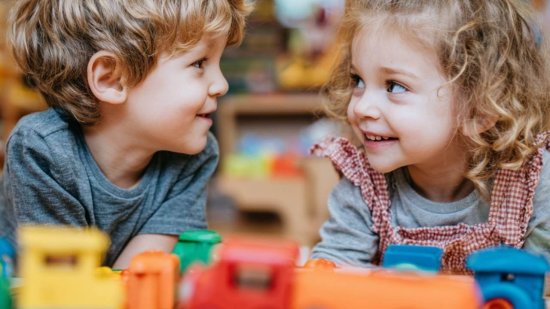 Niños pequeños jugando en la escuela infantil