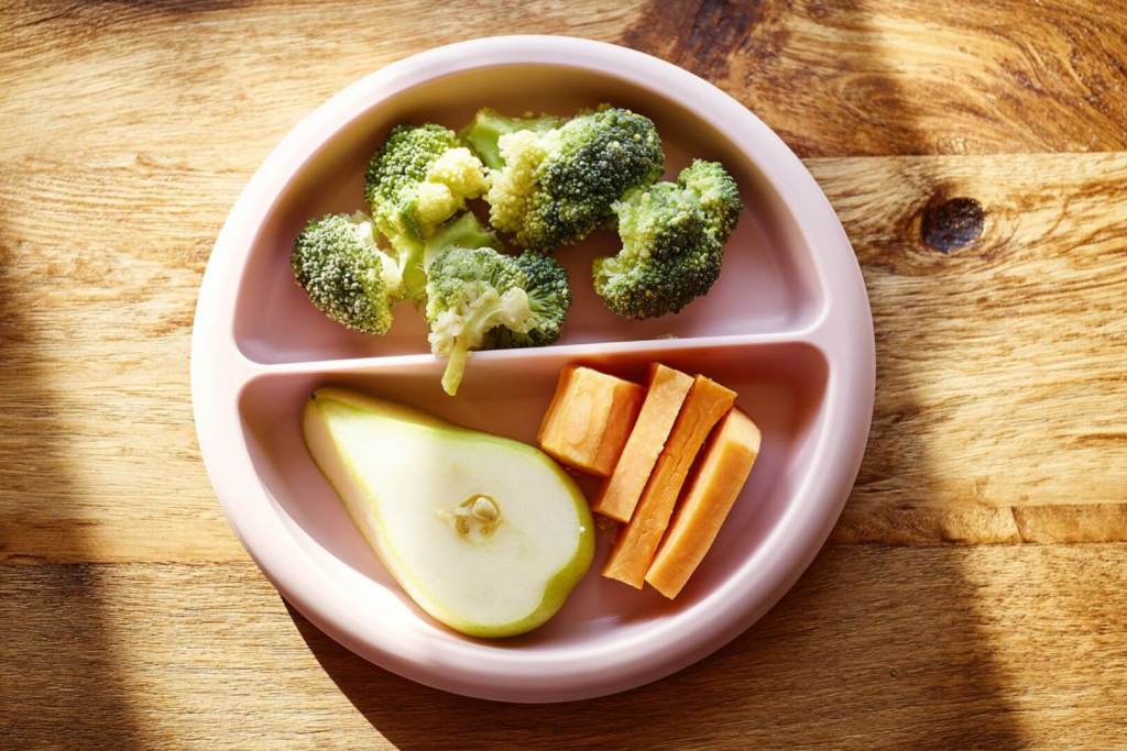 menú Baby-Led Weaning con brócoli cocido, boniato y pera para introducir sólidos.