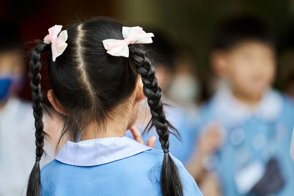 Peinados para niñas con el pelo corto fáciles y rápidos