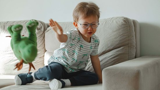 Mi hijo lanza objetos y no hace caso cuando le regañamos: ¿cómo evitarlo?