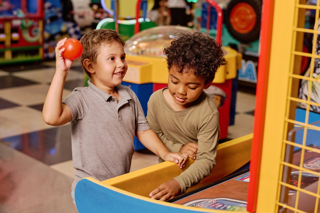 Mi hijo lanza objetos y no hace caso cuando le regañamos
