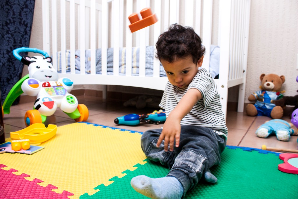 Mi hijo lanza objetos y no hace caso cuando le regañamos