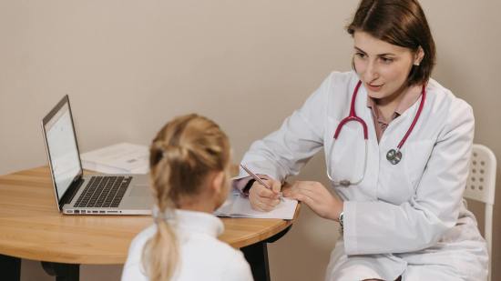 Mi hijo vomita la medicina: ¿por qué le ocurre y qué hacer? - Fuente: Pexels