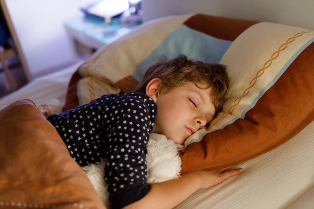 ¿A qué edad puede dormir el niño solo en su habitación? Pasos y consejos clave