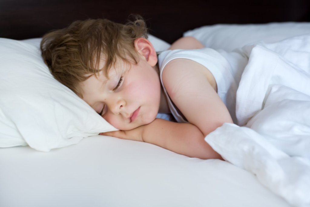 ¿A qué edad puede dormir el niño solo en su habitación? Pasos y consejos clave