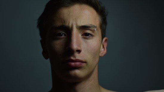 Joven con piercing (Foto: Pexels)
