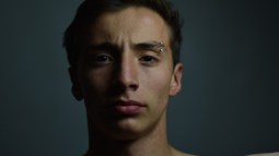 Joven con piercing (Foto: Pexels)