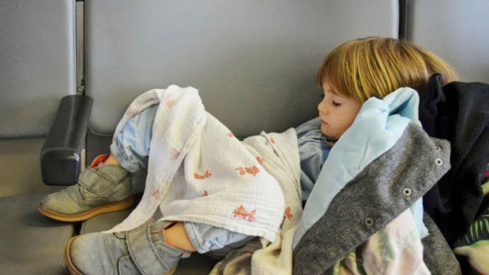 Cómo sobrevivir al jet lag de los niños