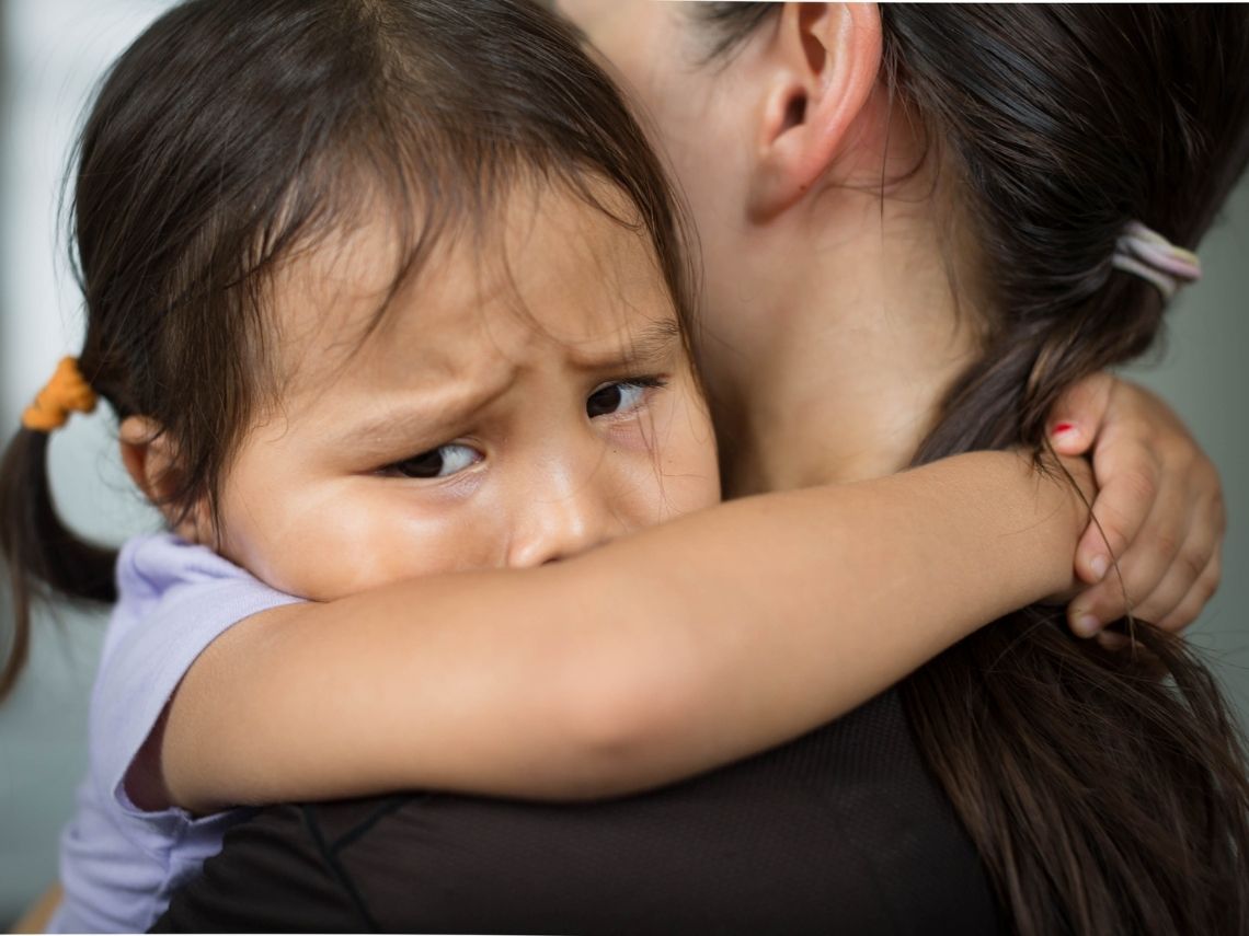 ¿Tu hijo no se separa de tus brazos? Probablemente sufra angustia de separación