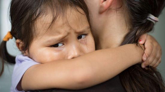¿Tu hijo no se separa de tus brazos? Probablemente sufra angustia de separación