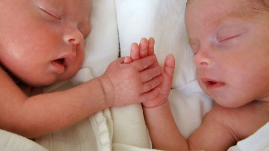 Gemelos: 5 trucos de padres para organizarse con los bebés