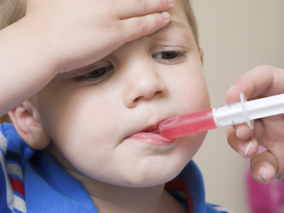 Cómo dar las medicinas a niños pequeños
