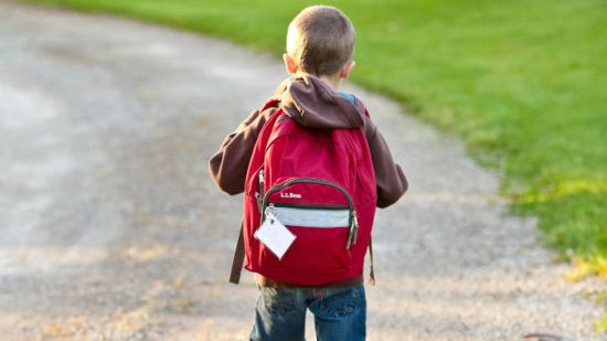 Niño con mochila