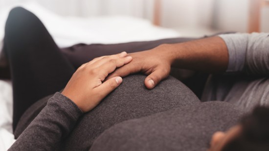 embarazada pareja cama