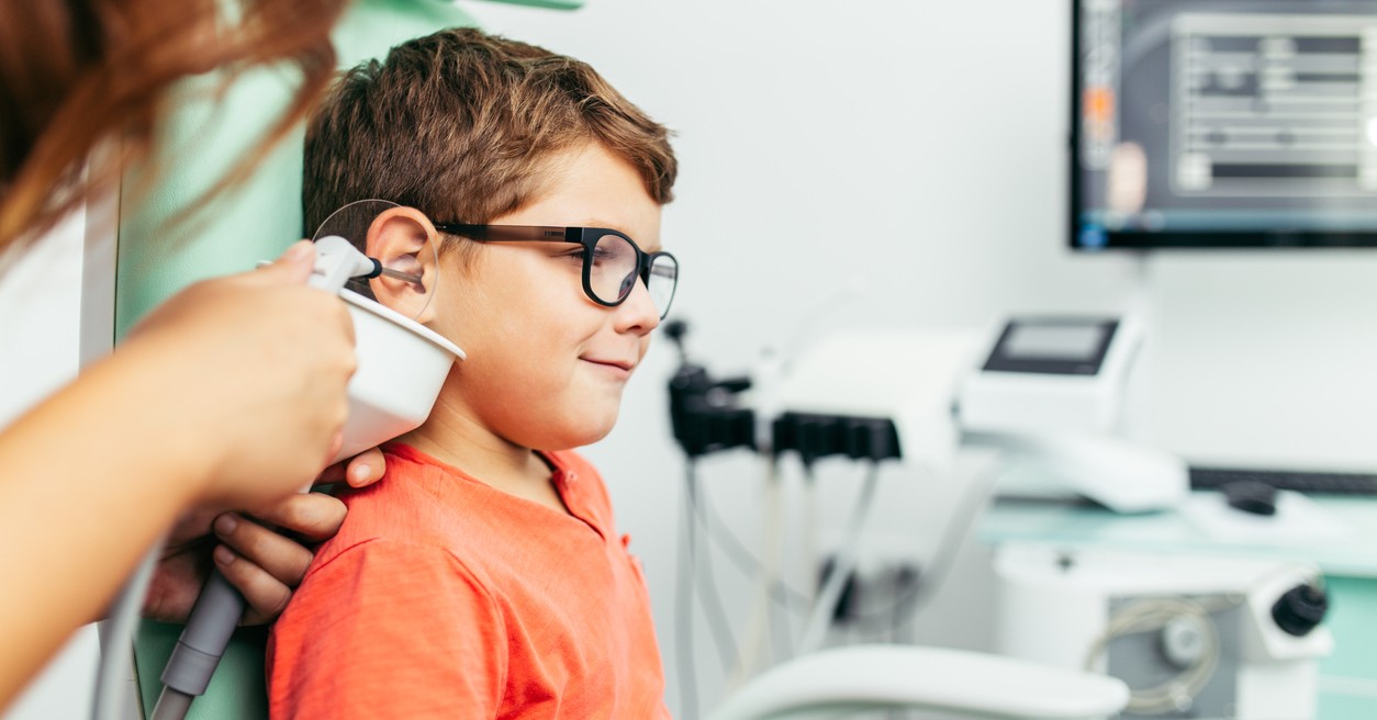 ¿Por qué mi hijo tiene mucha cera en los oídos?