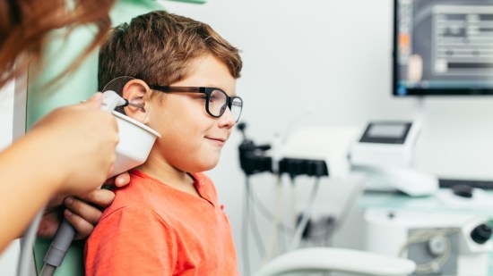 ¿Por qué mi hijo tiene mucha cera en los oídos?