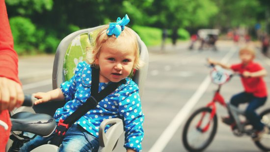 Cómo llevar al bebé en bici
