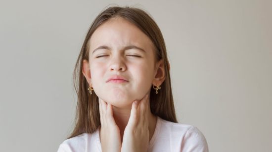 ¿Puede ser la laringitis un síntoma de COVID-19 en niños?
