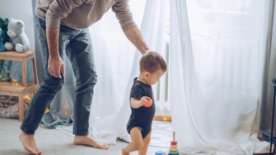 Niño caminando (Foto: iStock)