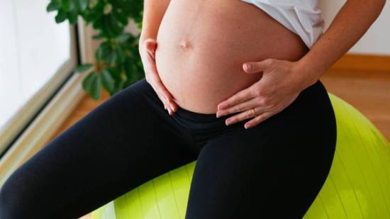 Ejercicios para embarazadas con pelota de pilates que puedes hacer en casa