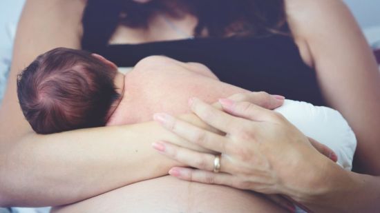 ¿Cómo influye la alimentación de la madre durante la lactancia en el bebé?
