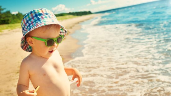 Juegos de estimulación para el bebé en la playa