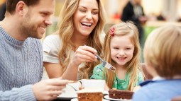 Tips para que una comida con niños en un restaurante sea un éxito