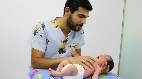 "La fisioterapia en bebés aporta flexibilidad, alineamiento postural y aumento de las capacidades sensoriales"