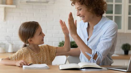 Cómo alentar a los niños sin elogiarlos en exceso