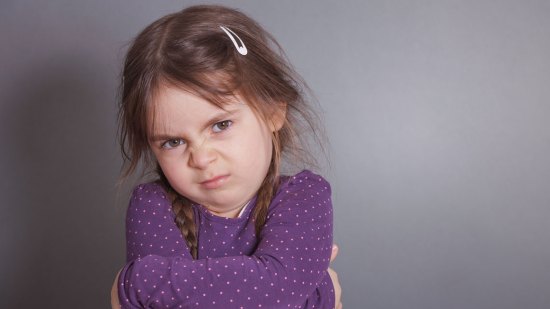 niña enfadada