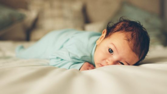 ¿En qué mes se dan la vuelta los bebés?