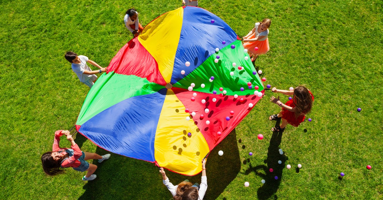 Paracaídas para niños: actividades para disfrutar en grupo con este juego infantil