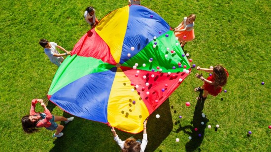 Paracaídas para niños: actividades para disfrutar en grupo con este juego infantil