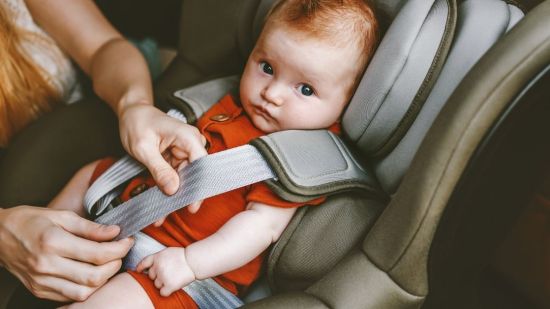 Lo que no debes hacer al poner a tu hijo en la sillita del coche