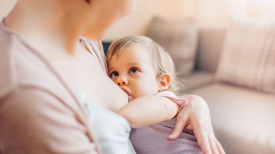 ¿Qué pasa si un bebé lactante ve las mamas de su madre?