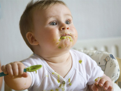 Los bebés quieren comer como sus padres