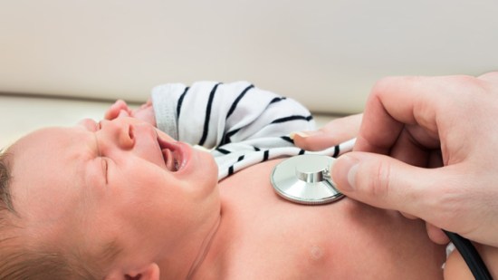 bebé llorando en la consulta médica