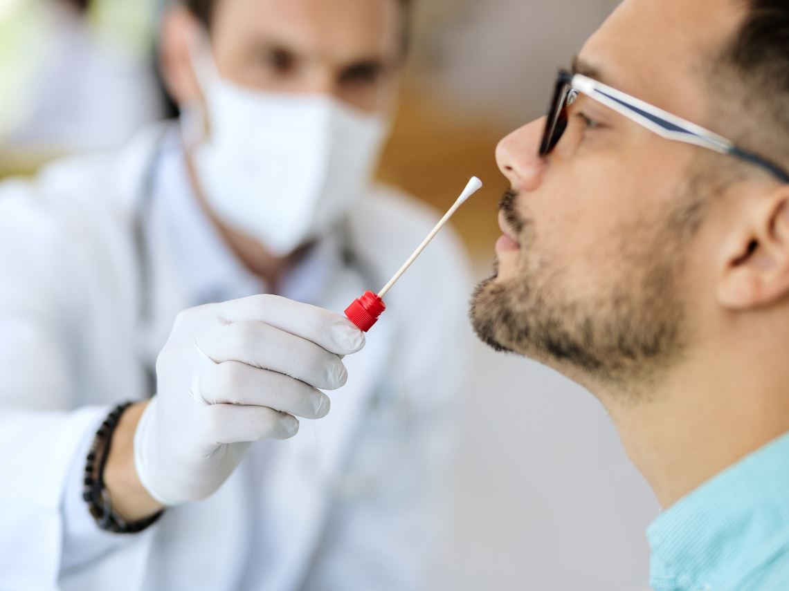 Se puede dar positivo en una PCR o test de antígenos por la vacuna COVID-19