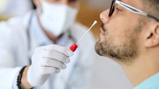 Se puede dar positivo en una PCR o test de antígenos por la vacuna COVID-19