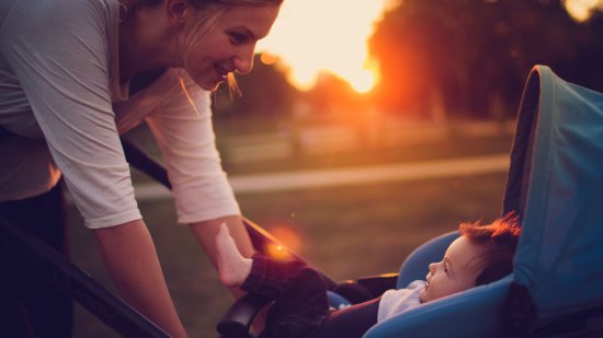 ¿Por qué no es bueno cubrir el carrito cuando tu hijo duerme?