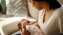 Tristeza o melancolía posparto: cómo lidiar con ella y por qué aparece