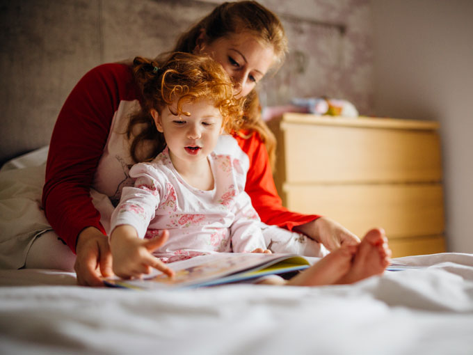 madre e hija leyendo