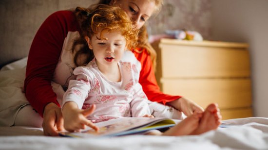 madre e hija leyendo