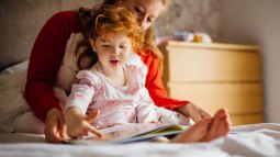 madre e hija leyendo