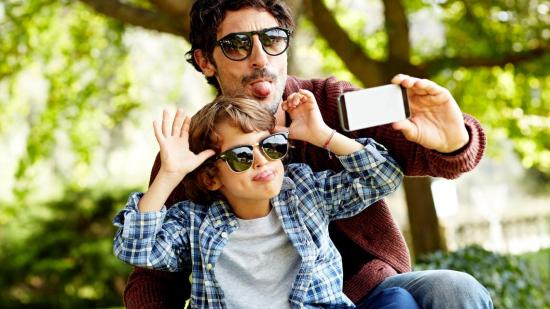 Por qué los padres comparten fotos de sus hijos en redes sociales
