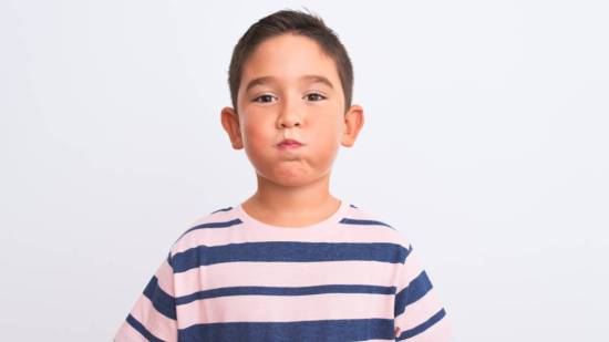A mi hijo le huele mal el aliento: ¿por qué se produce la halitosis?