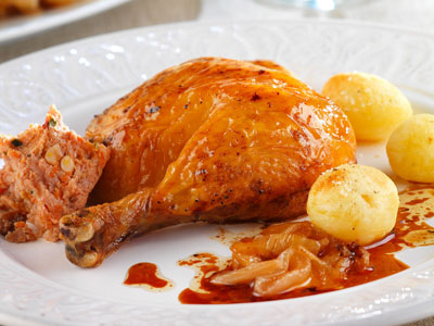 Pollo asado relleno con cebolla caramelizada