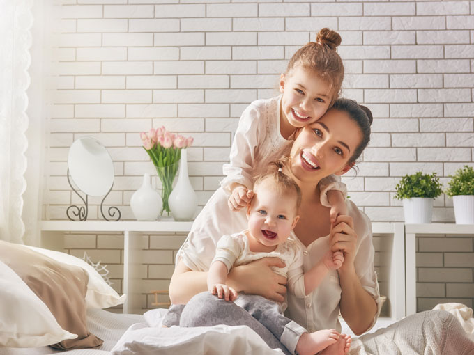 madre con dos hijos