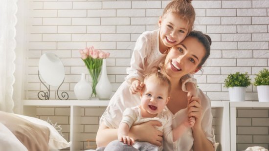 madre con dos hijos