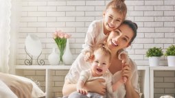 madre con dos hijos